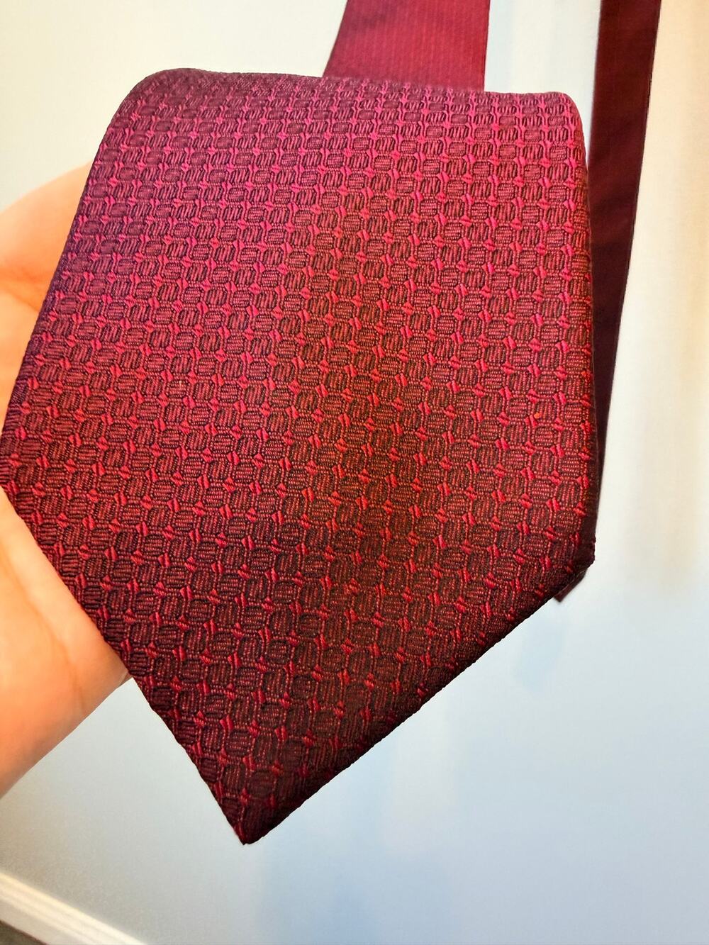 Oscar de la Renta Couture Men's Silk Necktie Burgundy Maroon Textured Geometric